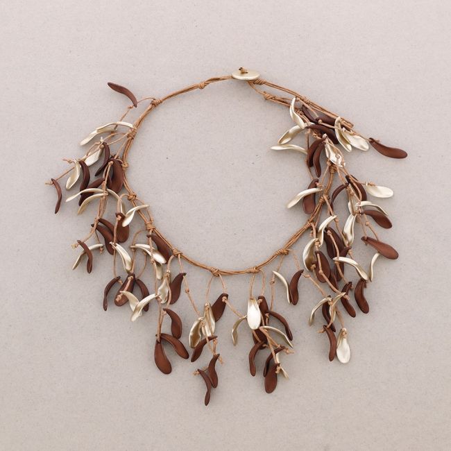 LONG NECKLACE WITH RESIN PETALS PENDANTS