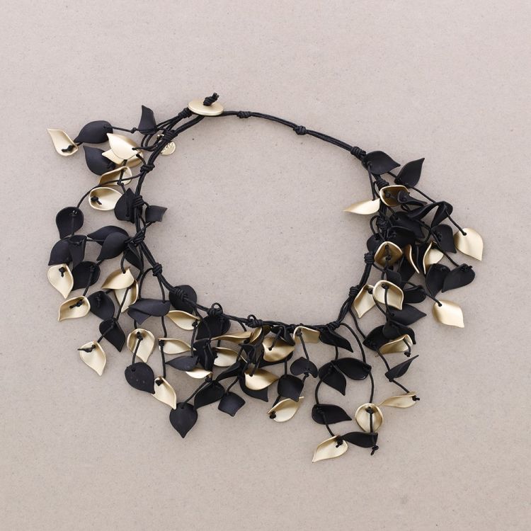 SHORT NECKLACE WITH RESIN PETALS PENDANTS
