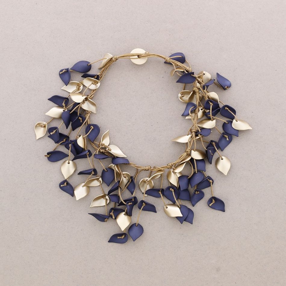 SHORT NECKLACE WITH RESIN PETALS PENDANTS