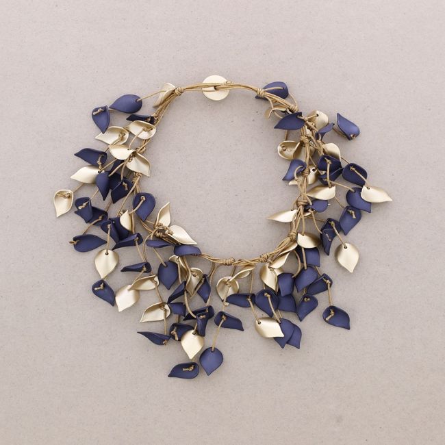 SHORT NECKLACE WITH RESIN PETALS PENDANTS