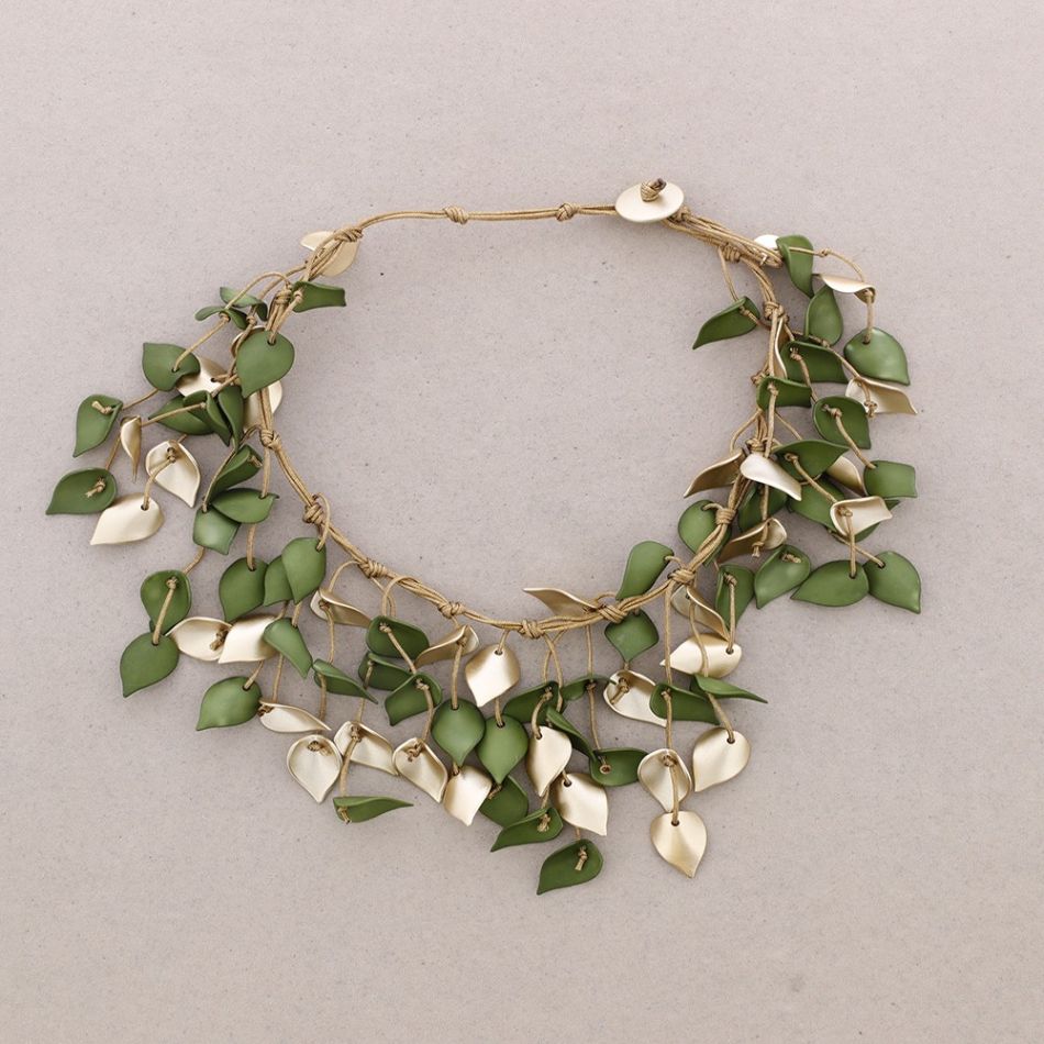 SHORT NECKLACE WITH RESIN PETALS PENDANTS