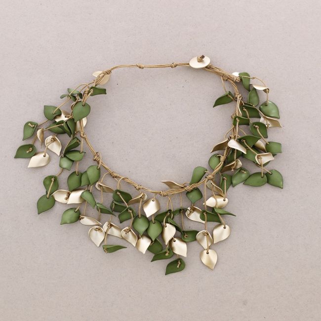 SHORT NECKLACE WITH RESIN PETALS PENDANTS