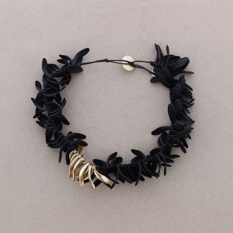 RESIN PETALS SHORT NECKLACE