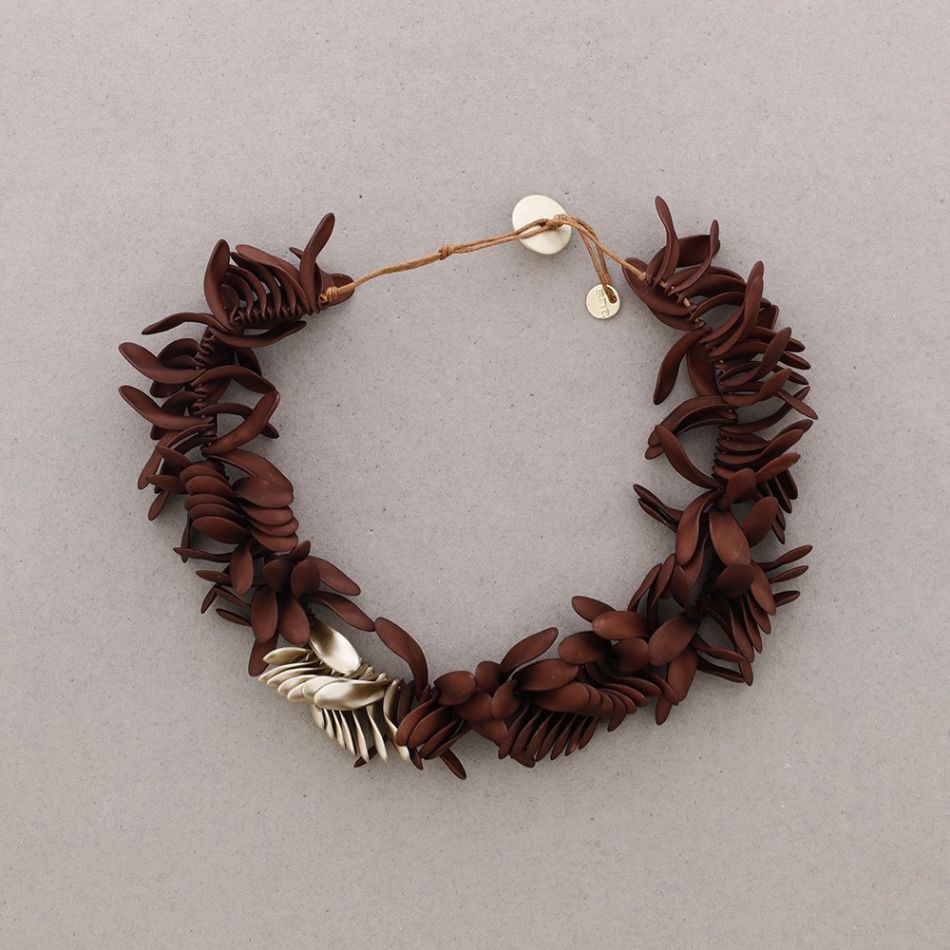 RESIN PETALS SHORT NECKLACE
