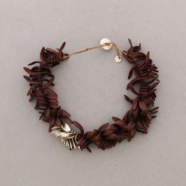 RESIN PETALS SHORT NECKLACE
