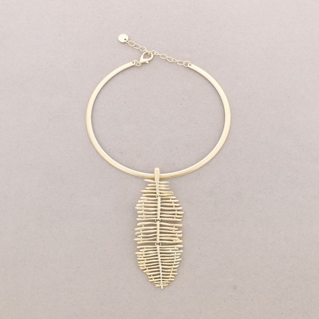 METAL LEAF PENDANT SHORT NECKLACE