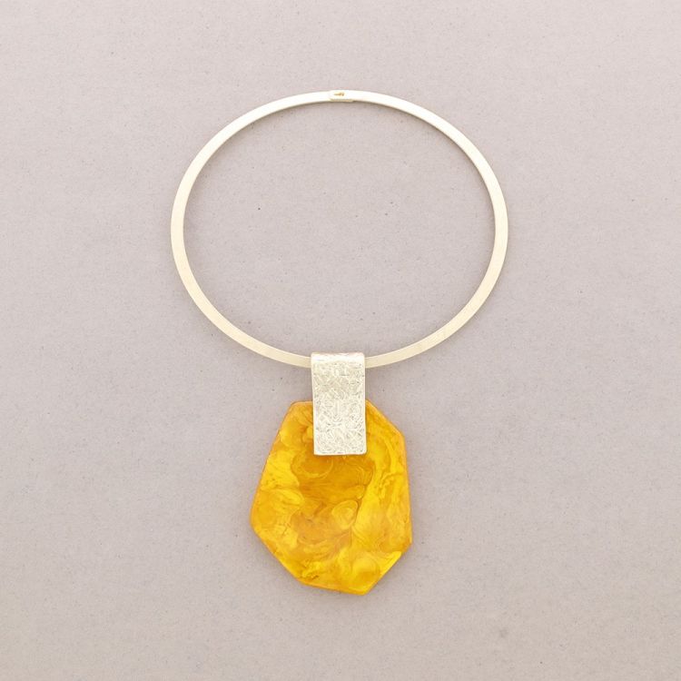 RESIN PENDANT SHORT NECKLACE