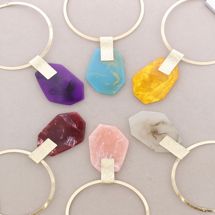 RESIN PENDANT SHORT NECKLACE 2