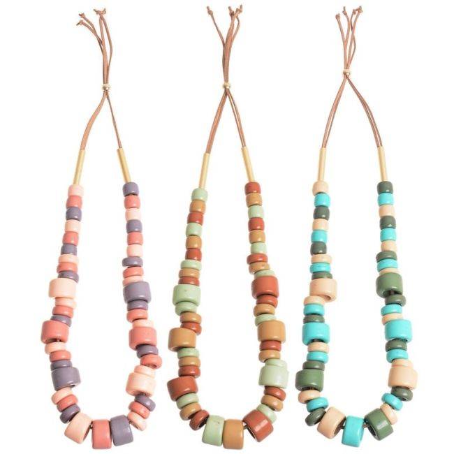 LONG NECKLACE WITH RESIN BEADS