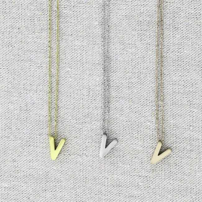 SOLID STEEL LETTER V PENDANT SHORT NECKLACE