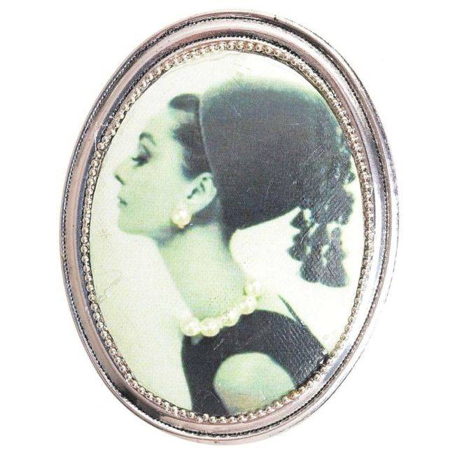 METAL BROOCH WITH FABRIC DRAWING