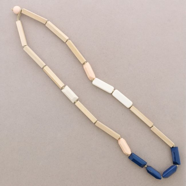 LONG NECKLACE WITH GEOMETRIC BEADS