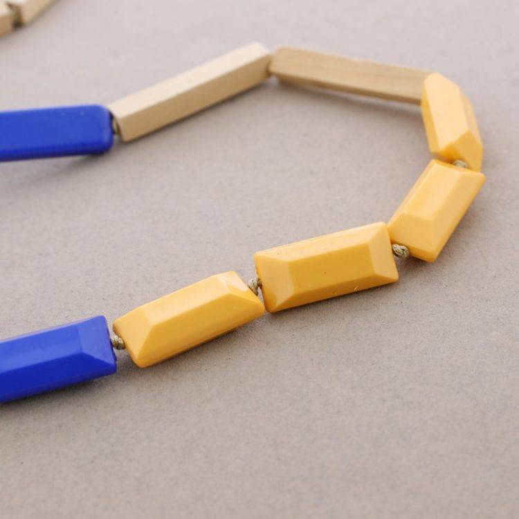 LONG NECKLACE WITH GEOMETRIC BEADS