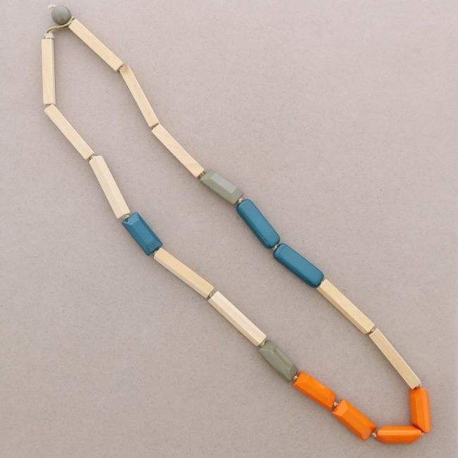 COLLAR LARGO CUENTAS GEOMÉTRICAS