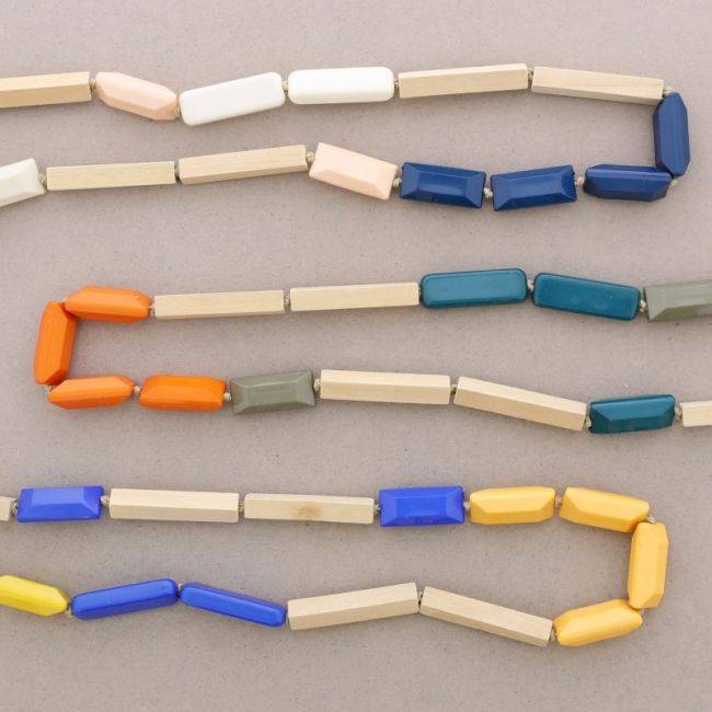 LONG NECKLACE WITH GEOMETRIC BEADS
