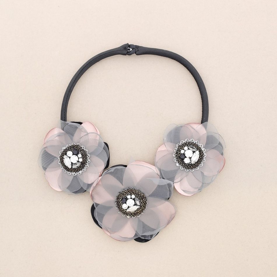 THREE FABRIC FLOWERS SHORT NECKLACE