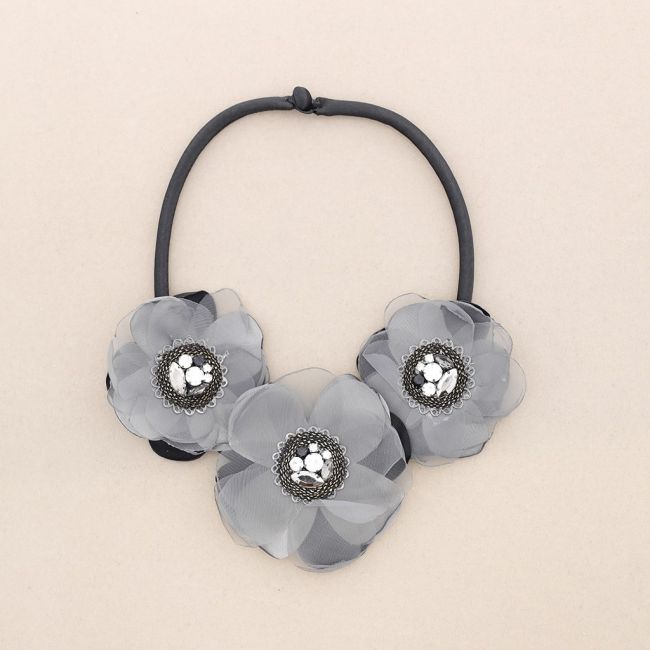 THREE FABRIC FLOWERS SHORT NECKLACE