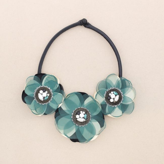 THREE FABRIC FLOWERS SHORT NECKLACE