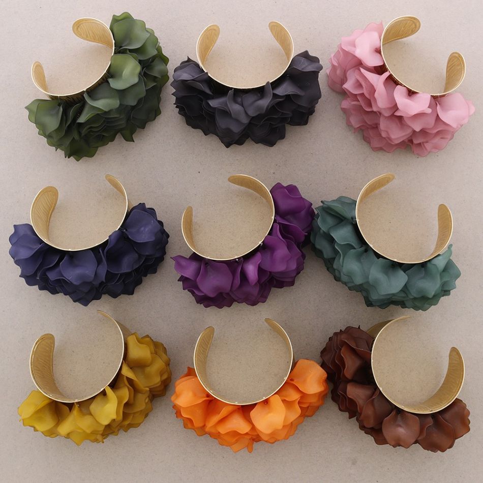 PETALS ADJUSTABLE METAL BRACELET