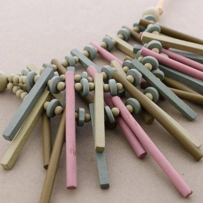 4 WOODEN STRIPS SHORT NECKLACE