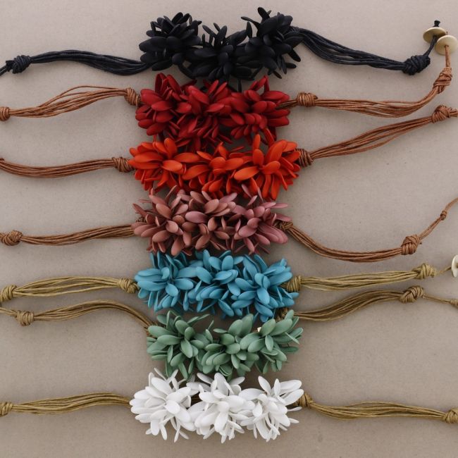 RESIN FLOWERS SHORT NECKLACE