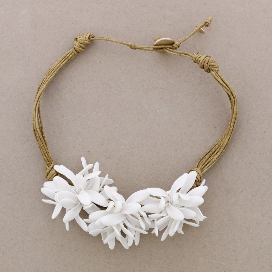 RESIN FLOWERS SHORT NECKLACE