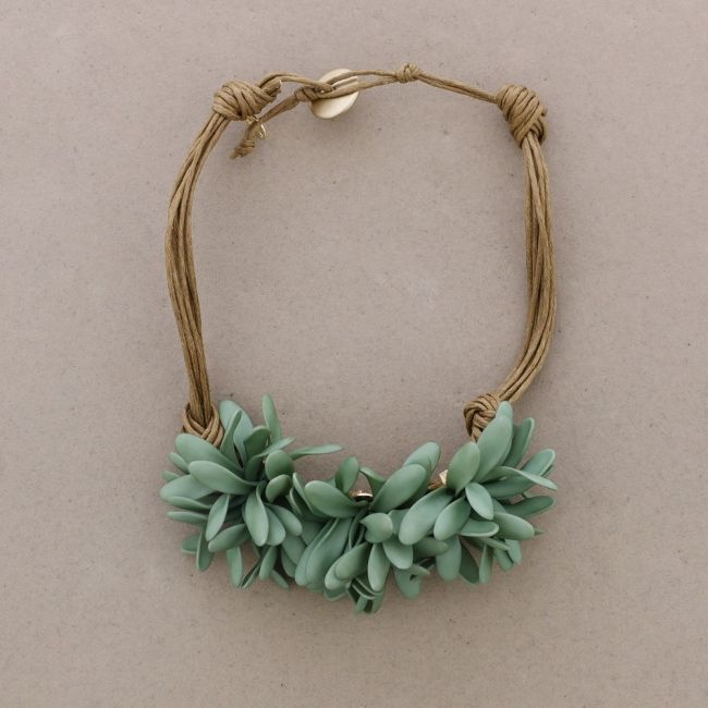 RESIN FLOWERS SHORT NECKLACE
