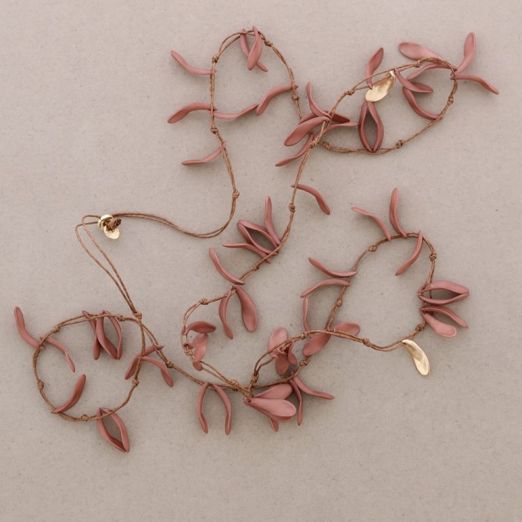 LONG NECKLACE WITH RESIN PETALS PENDANTS 2