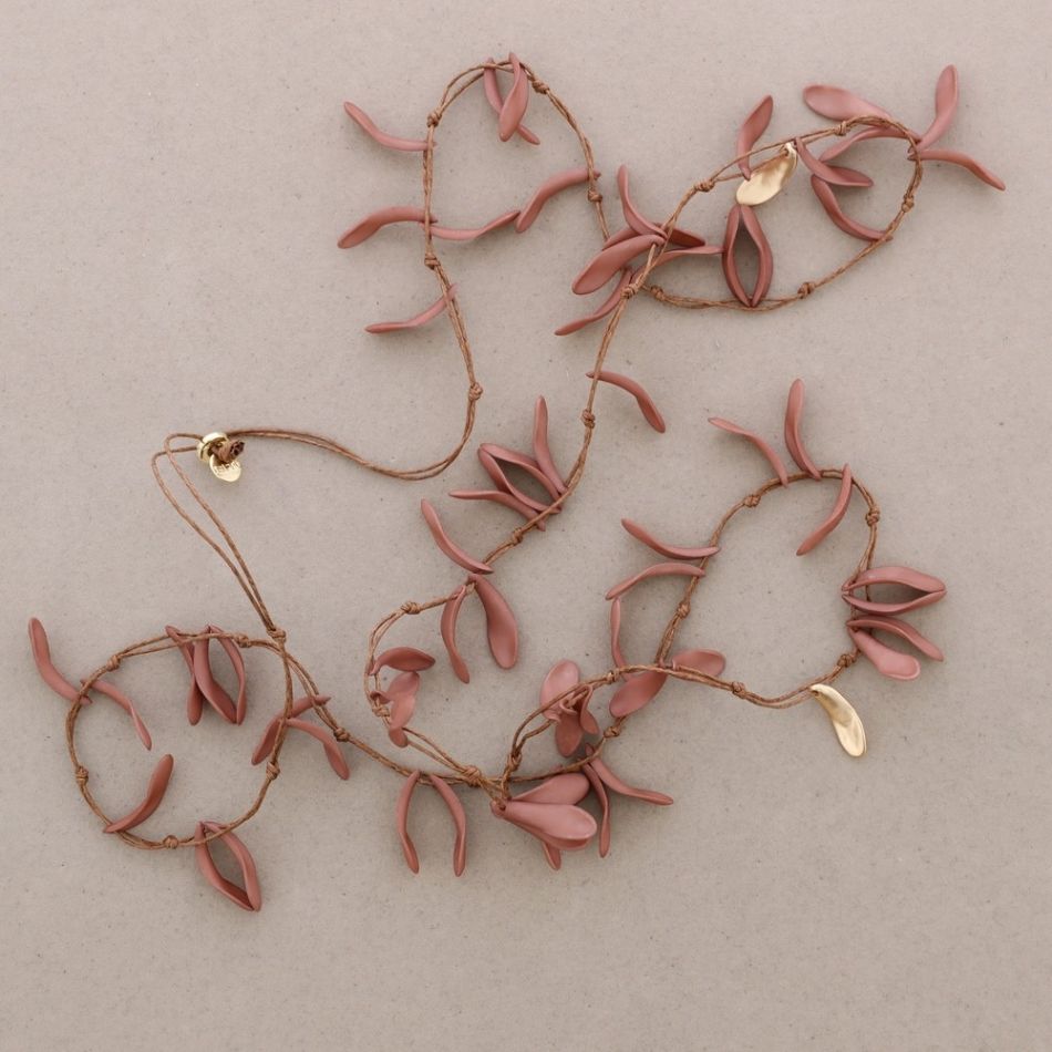 LONG NECKLACE WITH RESIN PETALS PENDANTS