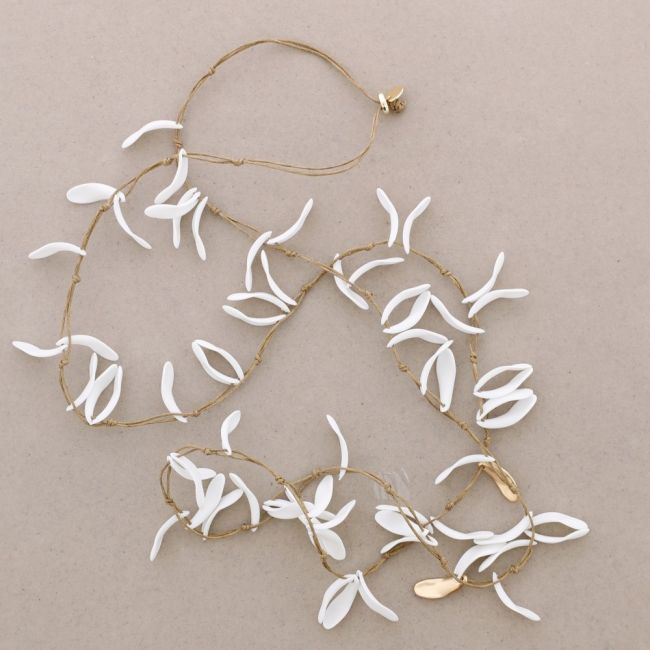 LONG NECKLACE WITH RESIN PETALS PENDANTS