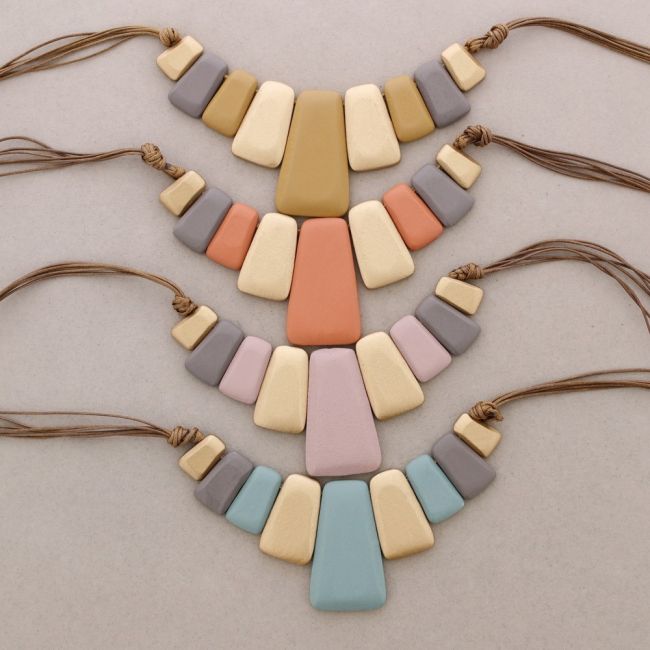 WOODEN BEADS SHORT NECKLACE