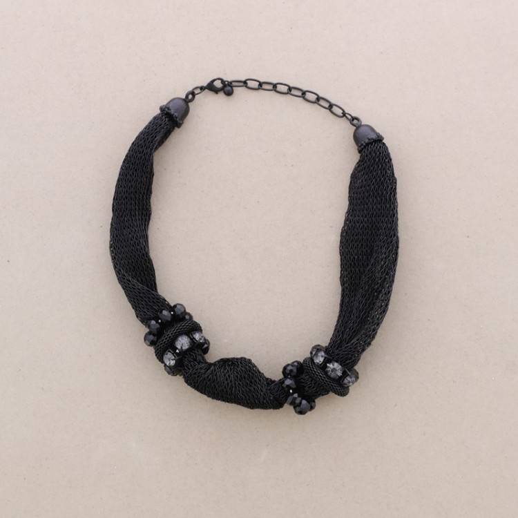 GRID SHORT NECKLACE WITH KNOT BEADS 2