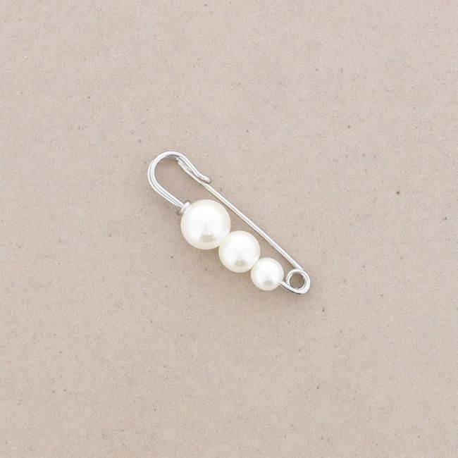 SAFETY PIN THREE IMITATION PEARL BALLS