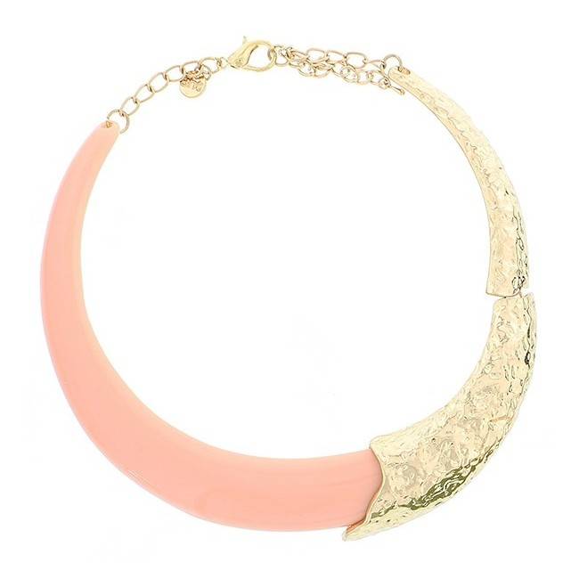 RESIN METAL HALF-MOON SHORT NECKLACE