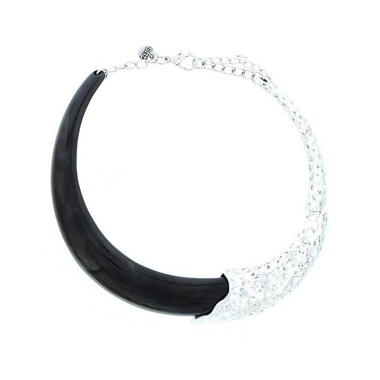 RESIN METAL HALF-MOON SHORT NECKLACE