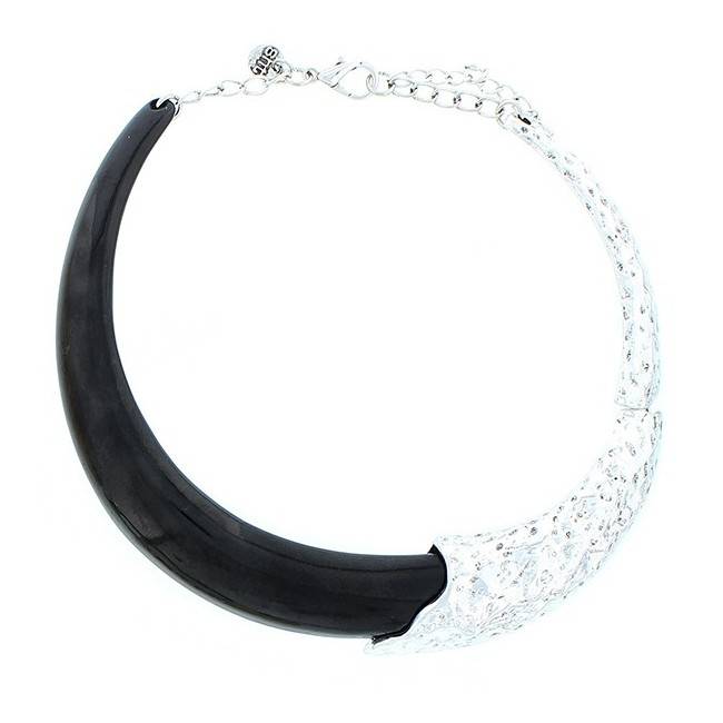 RESIN METAL HALF-MOON SHORT NECKLACE
