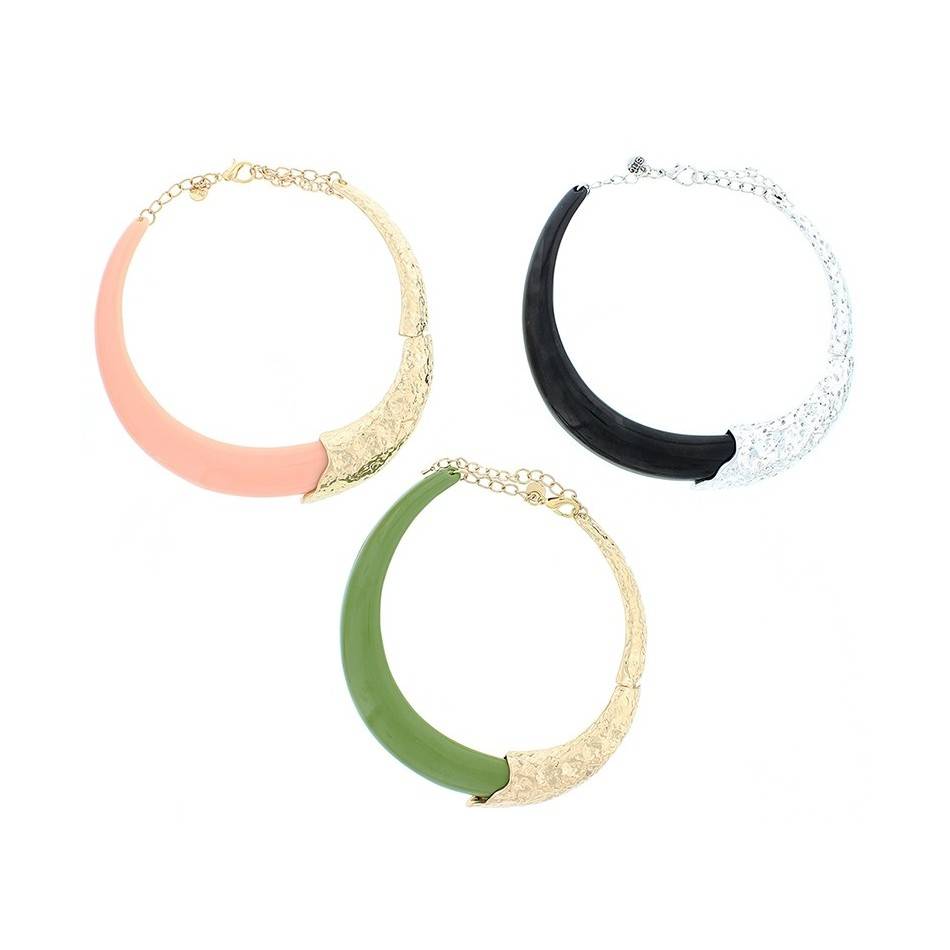 RESIN METAL HALF-MOON SHORT NECKLACE