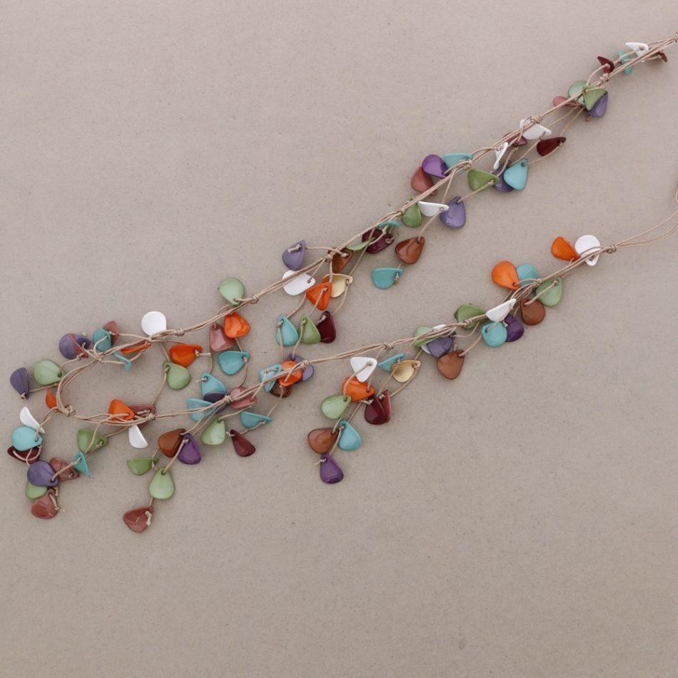 LONG NECKLACE WITH RESIN PETALS PENDANTS