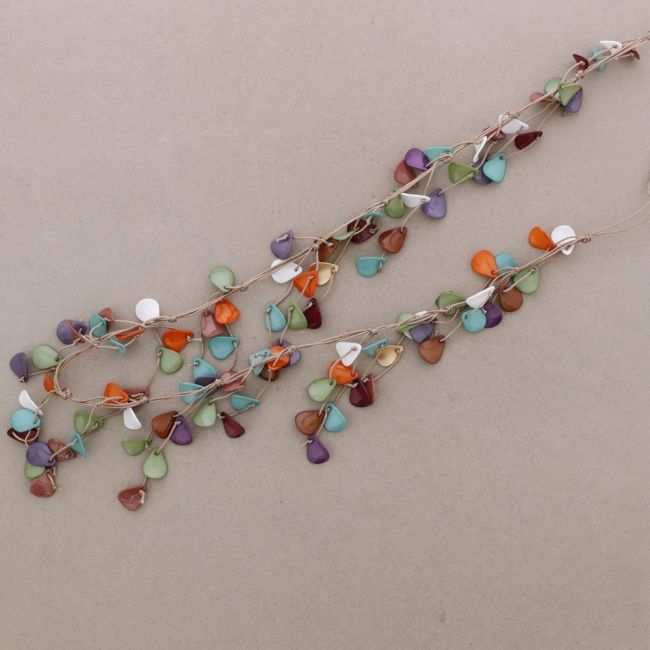 LONG NECKLACE WITH RESIN PETALS PENDANTS