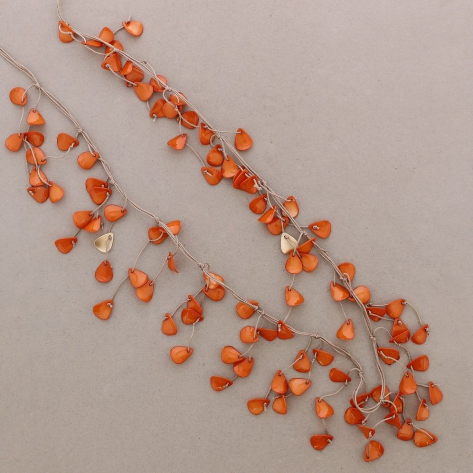 LONG NECKLACE WITH RESIN PETALS PENDANTS