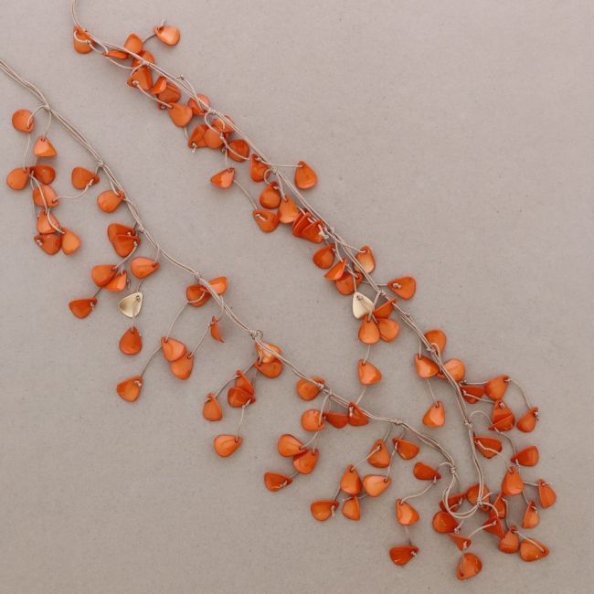 LONG NECKLACE WITH RESIN PETALS PENDANTS