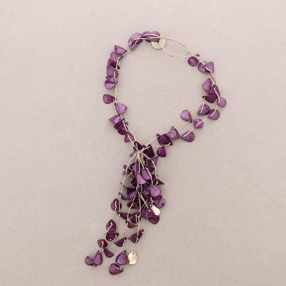 LONG NECKLACE WITH RESIN PETALS PENDANTS