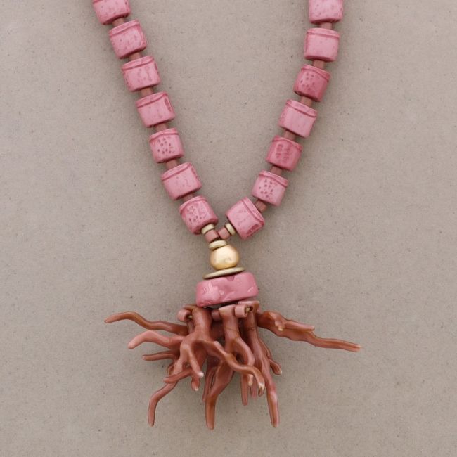 CORAL RESIN PENDANT SHORT NECKLACE