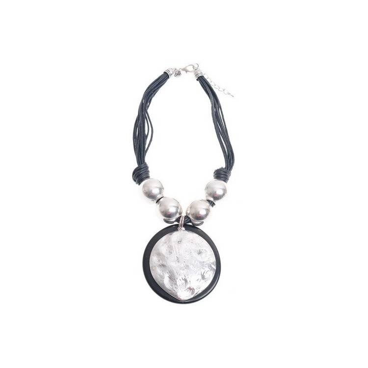 METAL RESIN MEDALLION SHORT NECKLACE