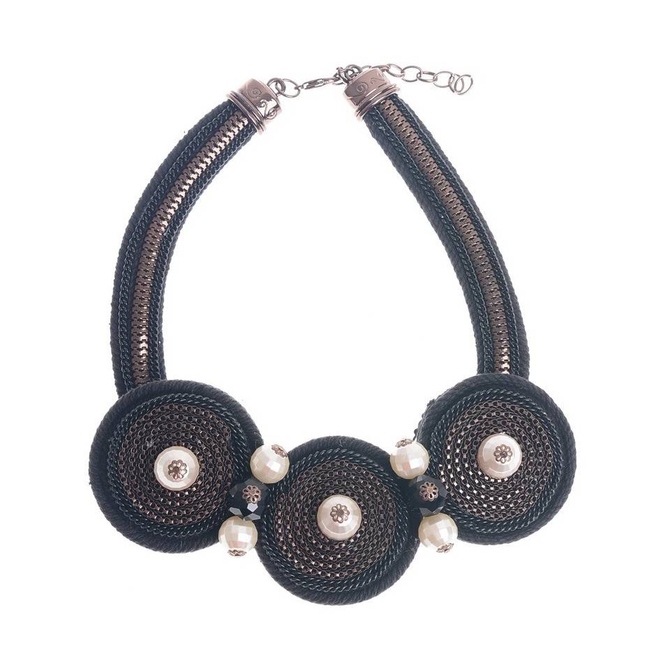 SHORT NECKLACE WITH 3 BEADS MEDALLIONS