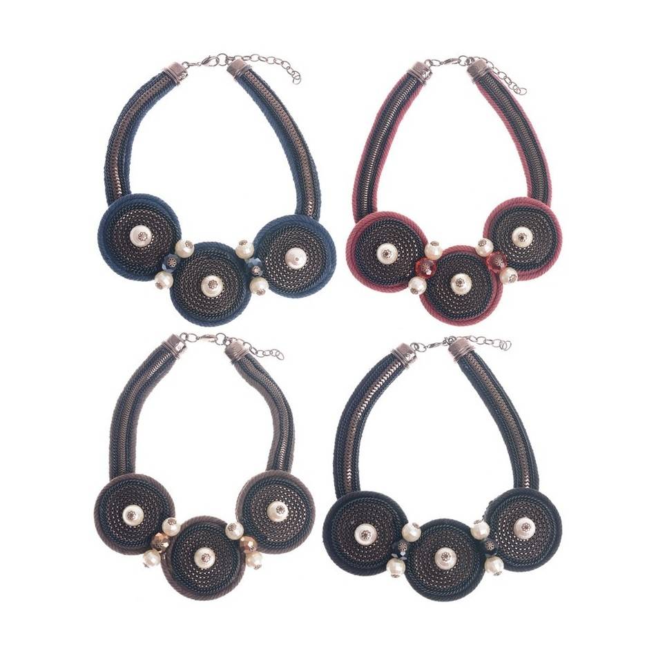 SHORT NECKLACE WITH 3 BEADS MEDALLIONS