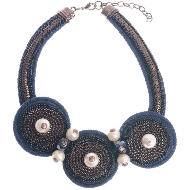SHORT NECKLACE WITH 3 BEADS MEDALLIONS