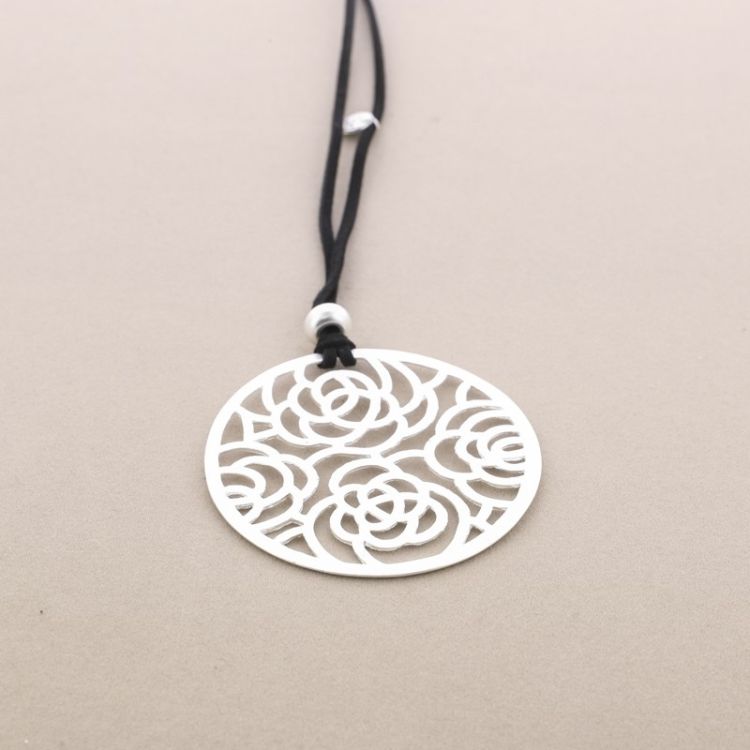 COLLAR LARGO COLGANTE MEDALLÓN CALADO METAL