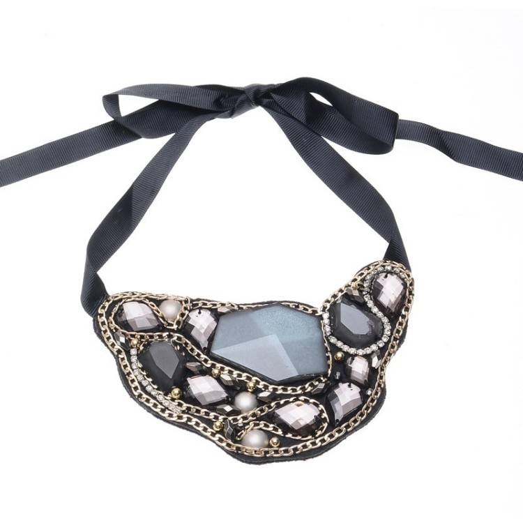 COLLAR BABERO CUENTAS FACETADAS