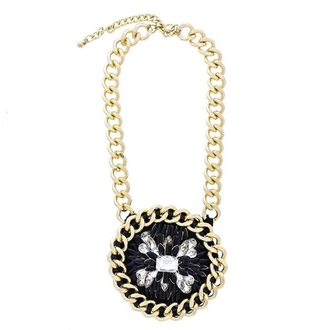 CRYSTAL CHAIN MEDALLION SHORT NECKLACE
